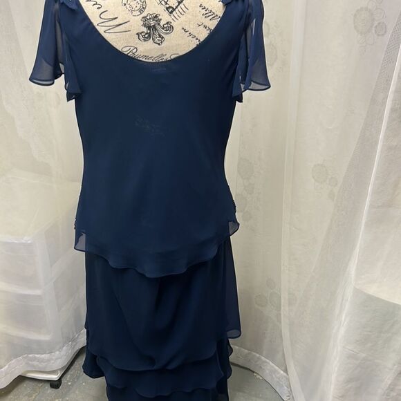 Beautiful two-piece dress size 12, lightweight, gorgeous, sequin working - Picture 7 of 13